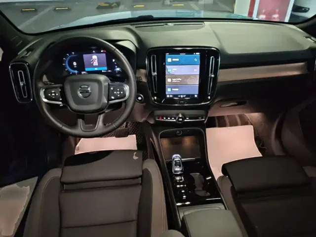 Volvo XC40 — Фото автомобиля 9