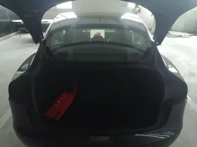 Tesla Model 3 — Фото автомобиля 18