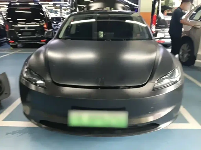 Tesla Model 3 — Фото автомобиля 2