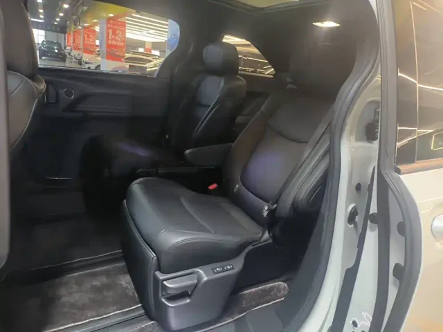 Toyota Sienna — Фото автомобиля 16