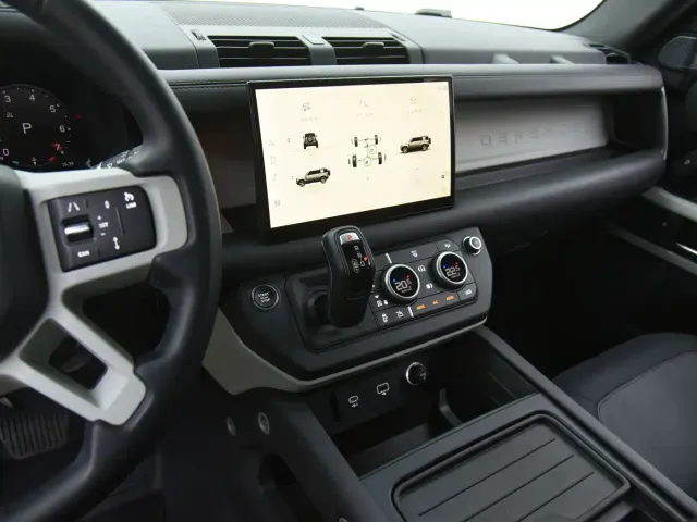 Land Rover Defender — Фото автомобиля 12