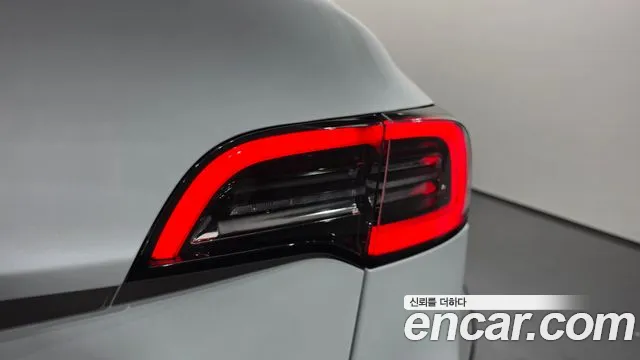 Tesla Model Y — Фото автомобиля 23