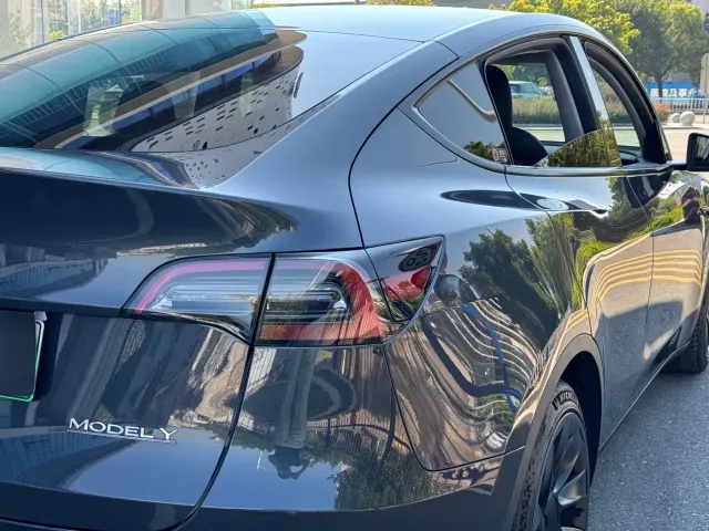 Tesla Model Y — Фото автомобиля 12