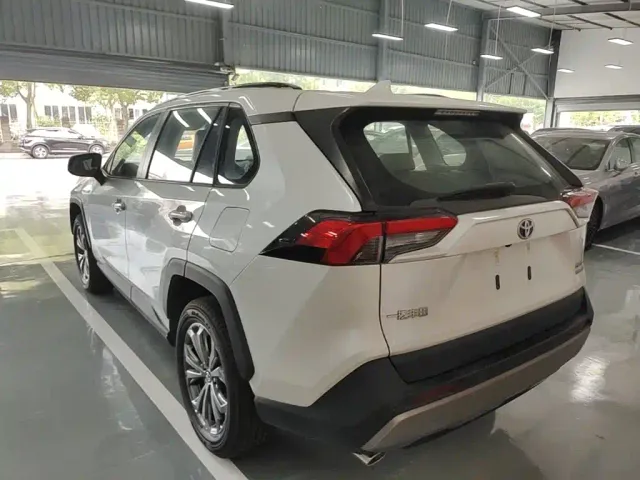Toyota RAV4 — Фото автомобиля 4