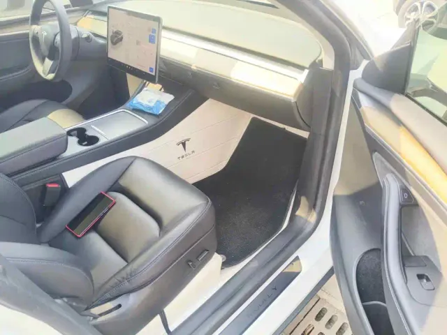 Tesla Model Y — Фото автомобиля 13
