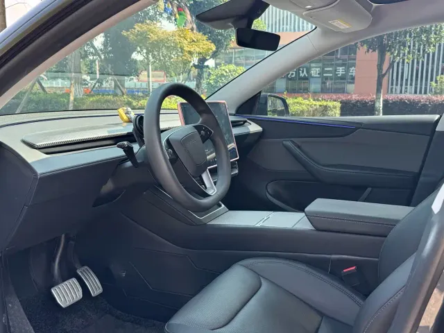 Tesla Model Y — Фото автомобиля 9