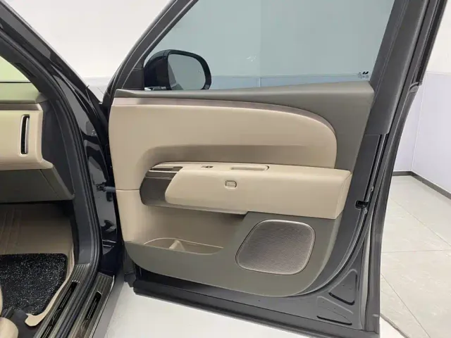 Li Auto L8 — Фото автомобиля 22