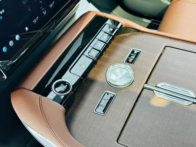 Lincoln Navigator — Фото автомобиля 18