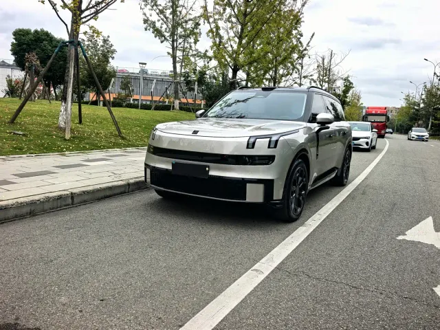 Фотография автомобиля — Lynk & Co 900