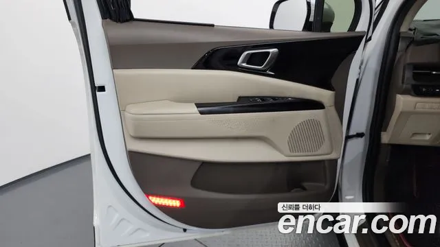 Kia Carnival Generation 4 — Фото автомобиля 13