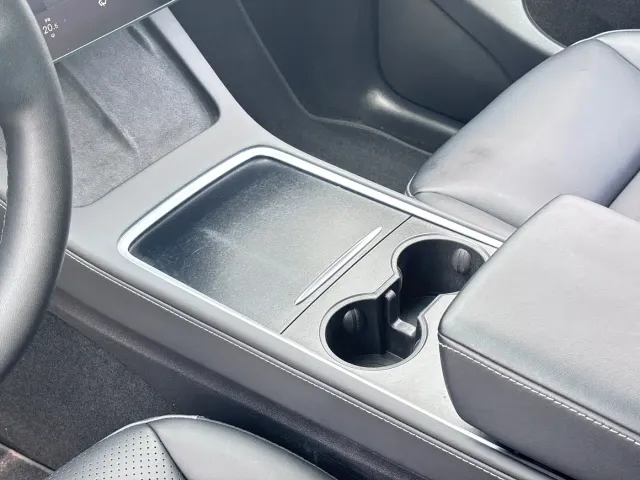 Tesla Model Y — Фото автомобиля 19