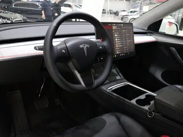 Tesla Model Y — Фото автомобиля 6