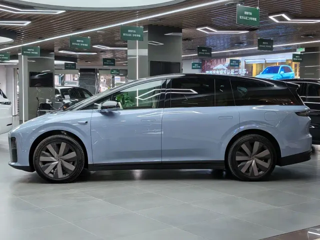 Li Auto i8 — Фото автомобиля 5