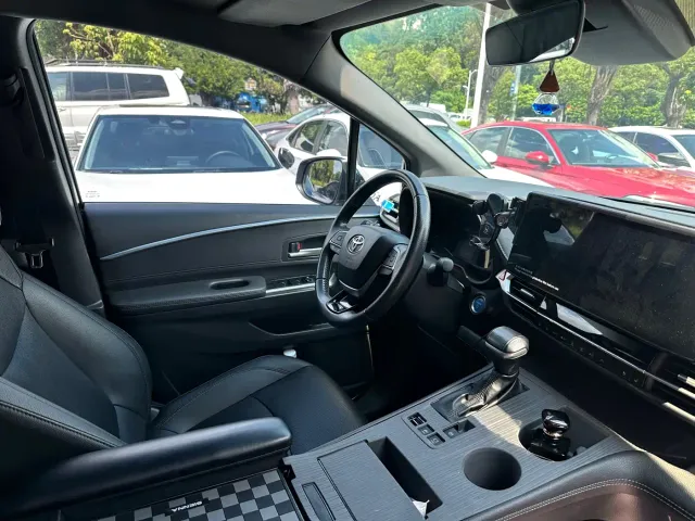 Toyota Sienna — Фото автомобиля 8