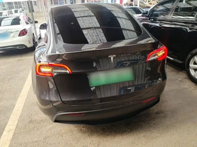Tesla Model Y — Фото автомобиля 5