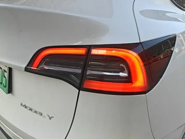 Tesla Model Y — Фото автомобиля 7