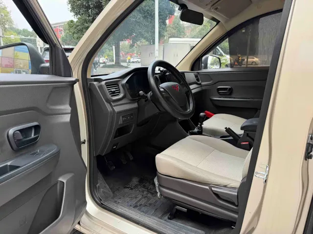 Wuling Hongguang V — Фото автомобиля 9