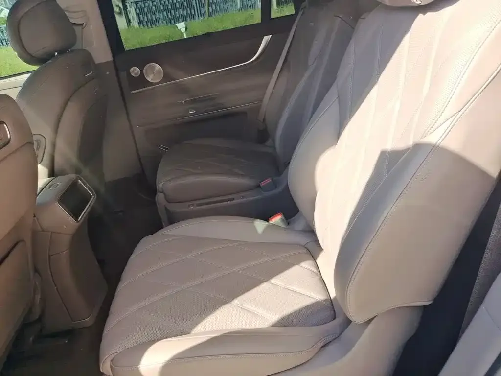 AITO Wenjie AITO M9 2025 Extended Range Ultra 52kWh 6-Seater — Фото автомобиля 13