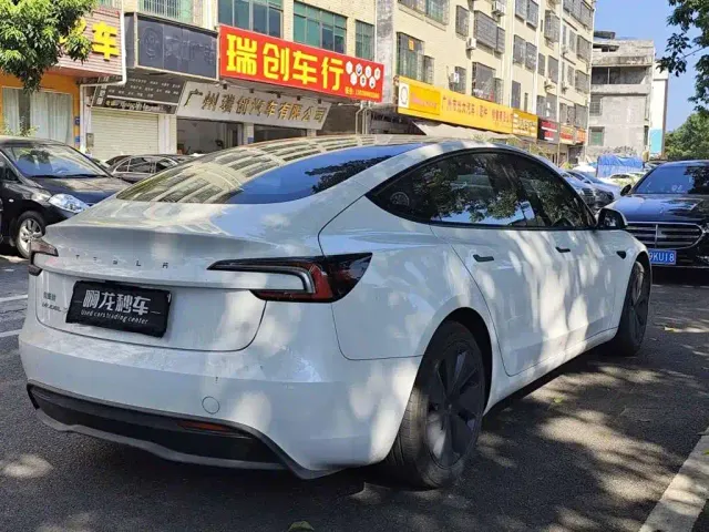 Tesla Model 3 — Фото автомобиля 9