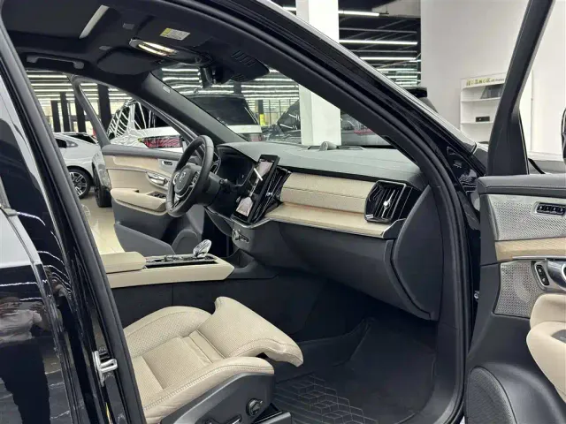 Volvo XC90 — Фото автомобиля 8