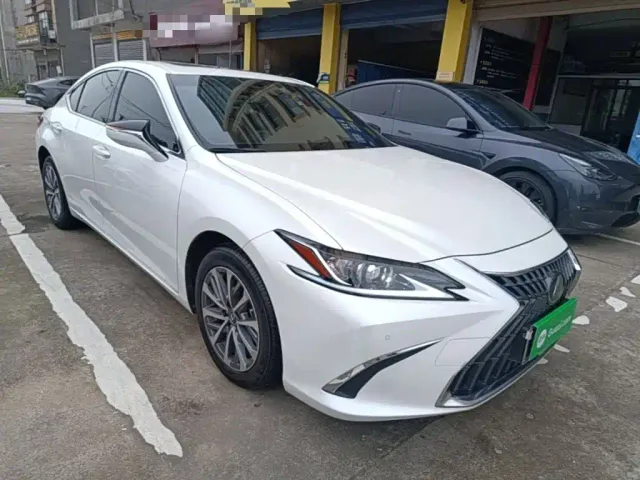 Lexus ES — Фото автомобиля 3