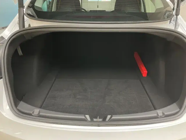 Tesla Model 3 — Фото автомобиля 24