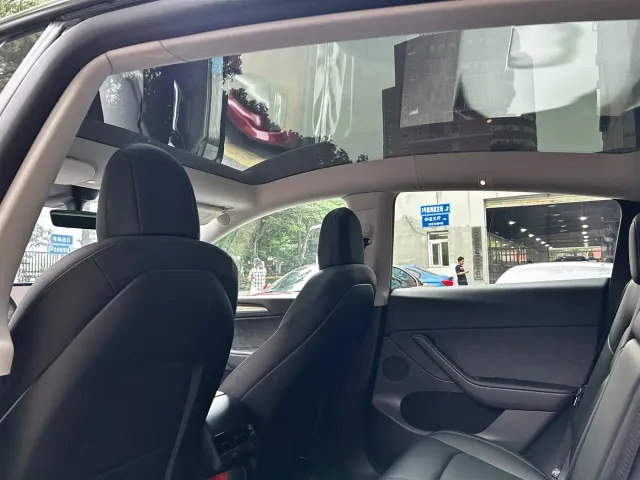 Tesla Model Y — Фото автомобиля 11