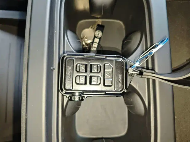 Land Rover Defender — Фото автомобиля 8