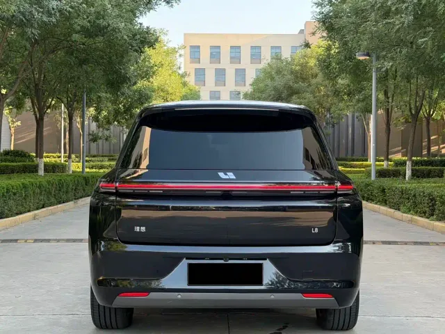 Li Auto L8 — Фото автомобиля 15