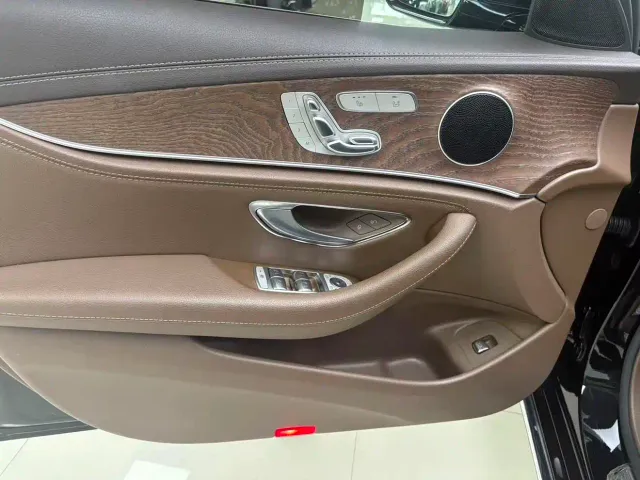 Mercedes-Benz E-Class — Фото автомобиля 18
