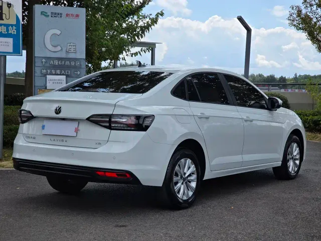 Volkswagen Lavida — Фото автомобиля 5