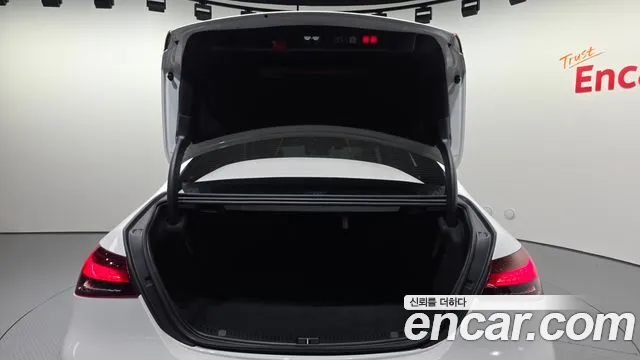 Mercedes-Benz E-Class — Фото автомобиля 16