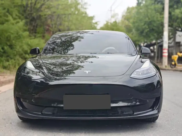 Tesla Model 3 — Фото автомобиля 2