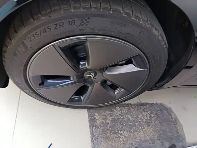 Tesla Model 3 — Фото автомобиля 22