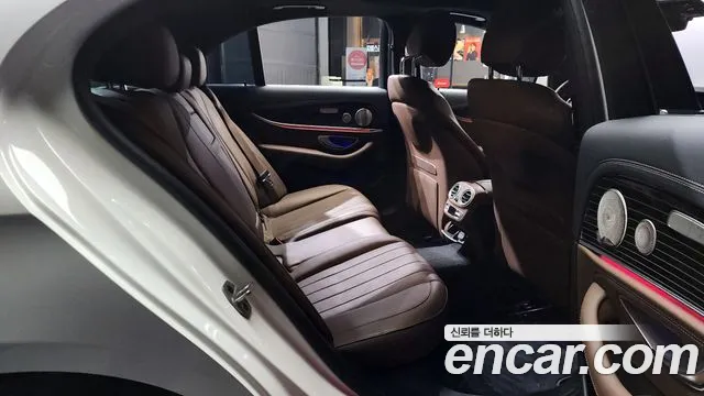 Mercedes-Benz E-Class — Фото автомобиля 12