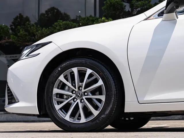 Lexus ES — Фото автомобиля 8