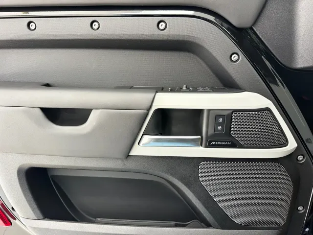 Land Rover Defender — Фото автомобиля 10