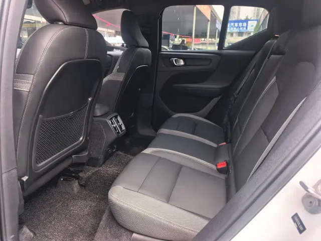 Volvo XC40 — Фото автомобиля 4