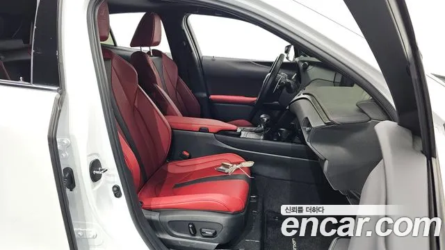 Lexus UX — Фото автомобиля 12