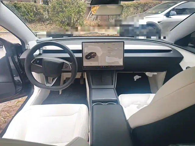 Tesla Model 3 — Фото автомобиля 5