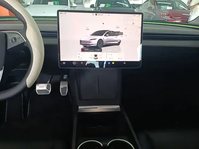 Tesla Model 3 — Фото автомобиля 11