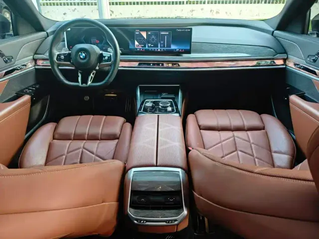 BMW 7 Series — Фото автомобиля 13