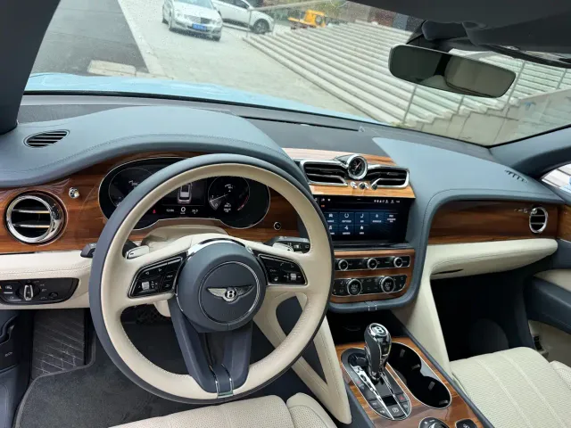 Bentley Bentayga — Фото автомобиля 9