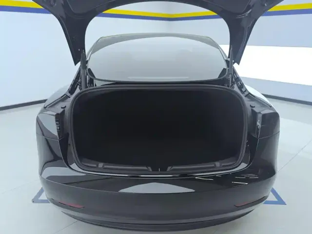 Tesla Model 3 — Фото автомобиля 4