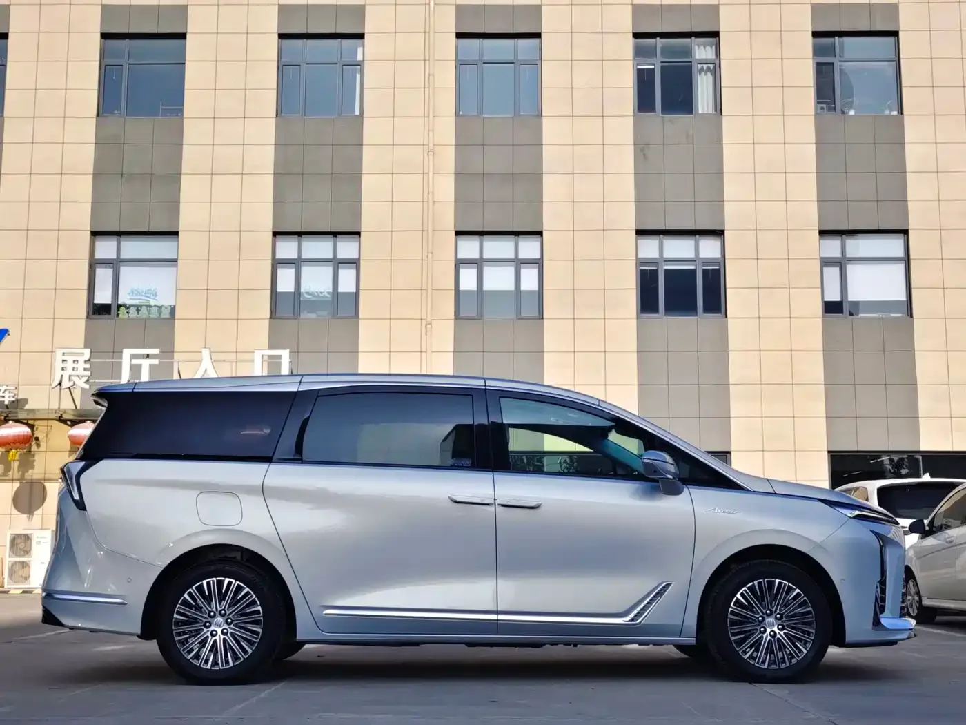 Buick Buick GL8 New Energy 2024 Landglory Luxury Edition 7-Seater — Фото автомобиля 4