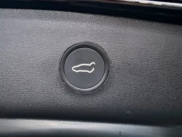 Tesla Model 3 — Фото автомобиля 22