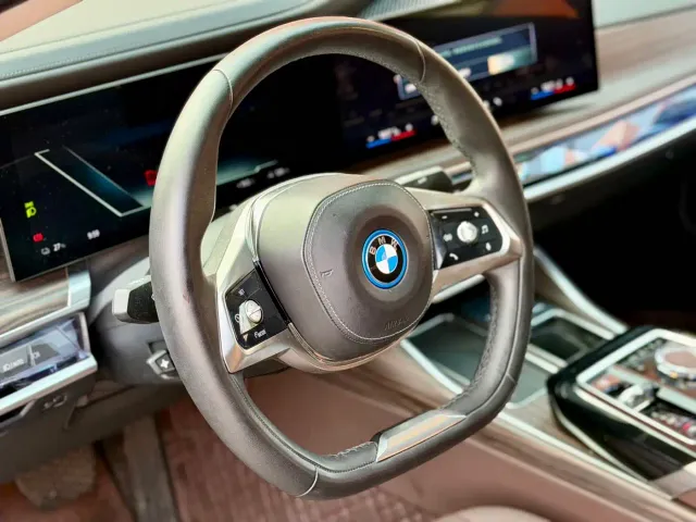 BMW i7 — Фото автомобиля 7