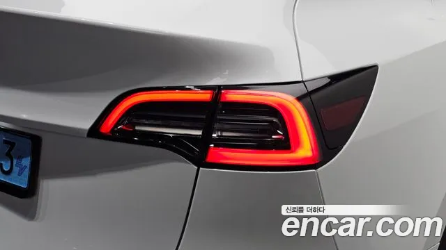 Tesla Model Y — Фото автомобиля 23
