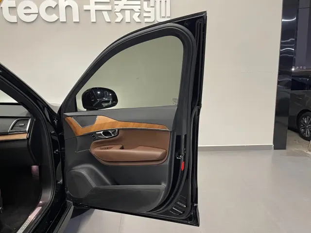 Volvo XC90 — Фото автомобиля 27