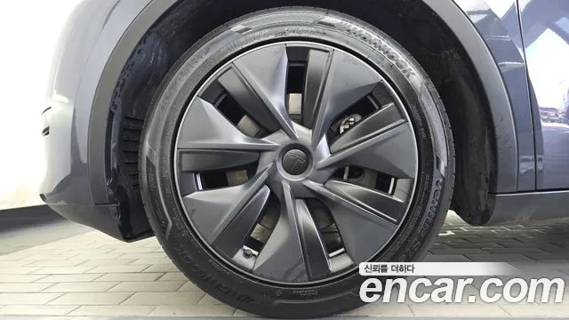 Tesla Model Y — Фото автомобиля 5